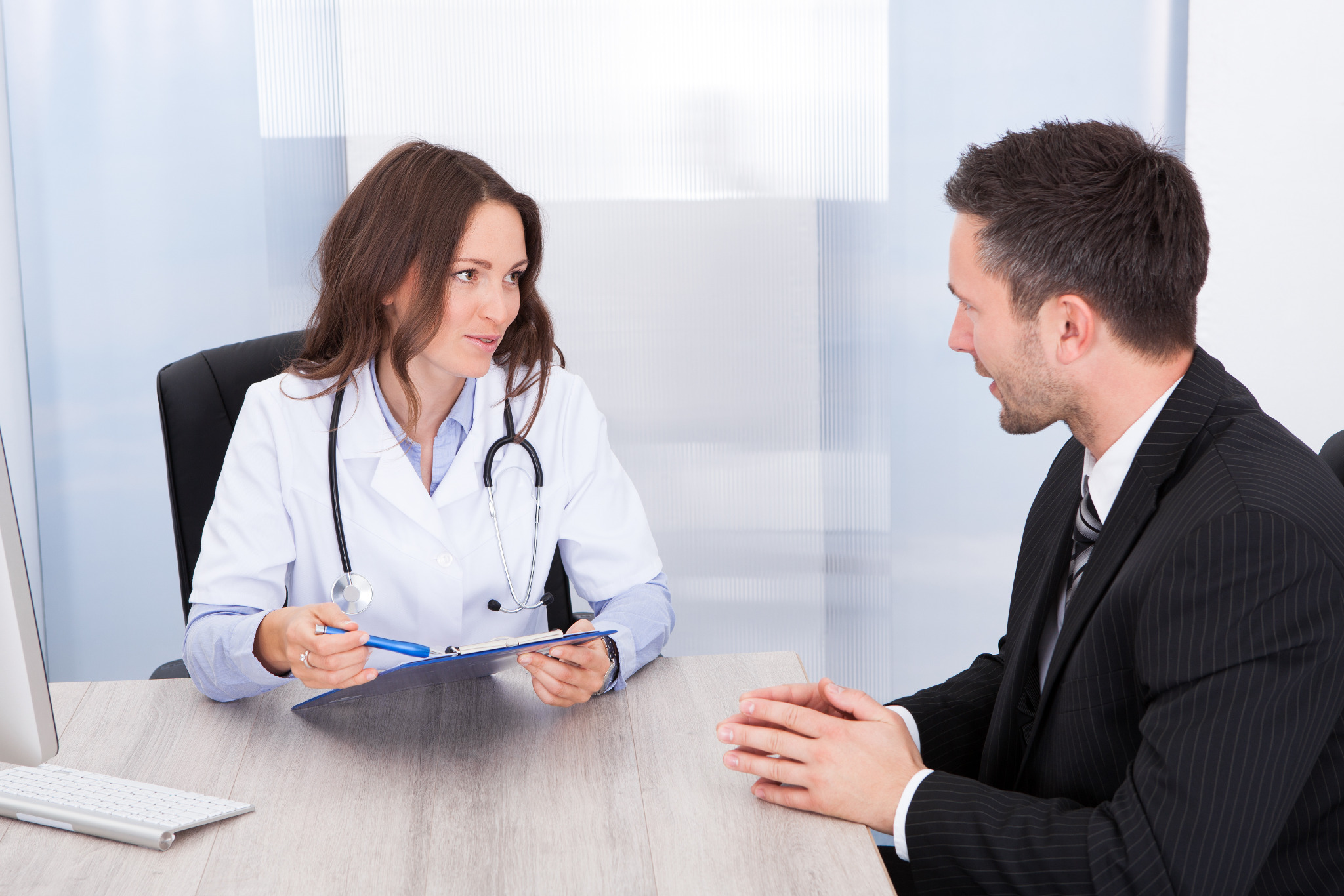 Managing doctor. Встреча бизнес доктор. Бизнесмен со спины смотрит на врача фото. Доктор смотрит документ. We are looking Doctor.